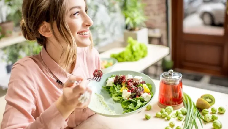 Woman enjoying food after figuring out her food sensitivities and healing her leaky gut.
