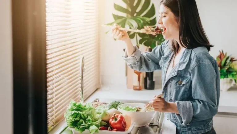 Women volunteers, delivering food that is beneficial to the gut microbiome